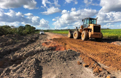 Produtores e prefeituras recuperam estradas para garantir o escoamento da safra